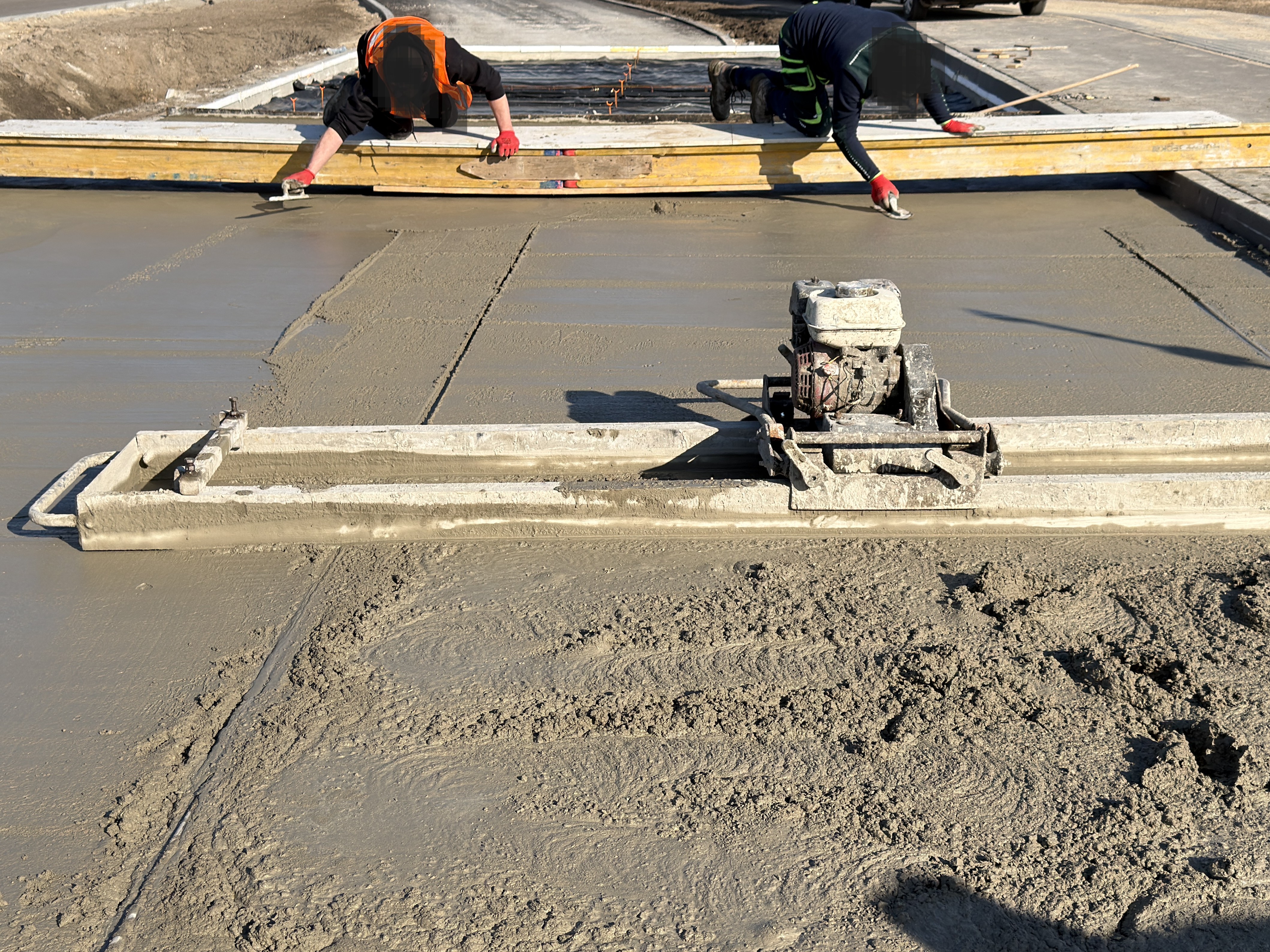 Betonowanie i ręczne zacieranie.