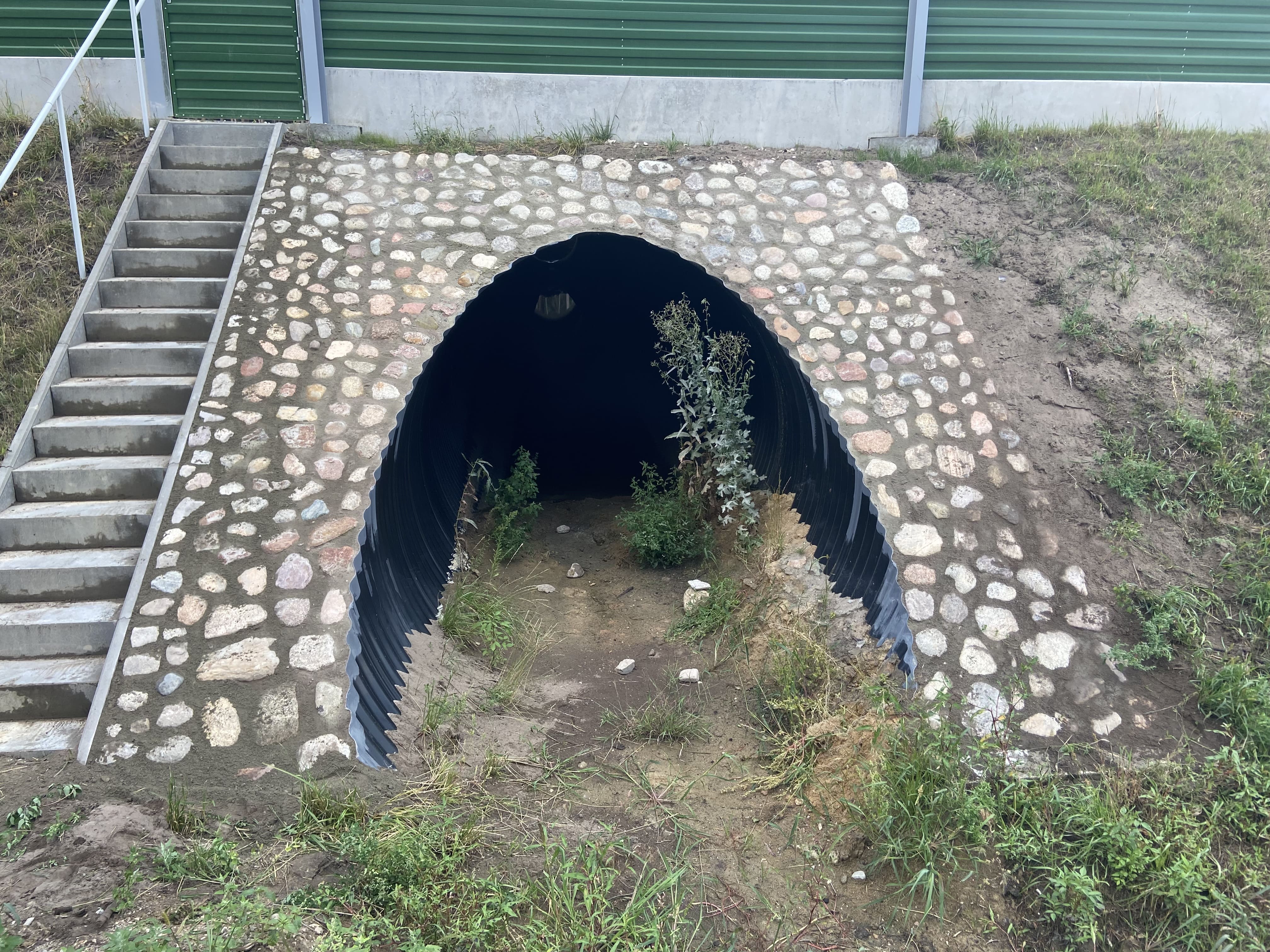 Umocnienia wlotu i wylotu przepustu kamieniem polnym
